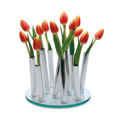 Regal dekorieren – mit kreativen Ideen und effizienten Tipps 16 Poliertes Aluminium und Glas, das ist der Stoff aus dem die Bouquet-Vase von Philippi gemacht ist.