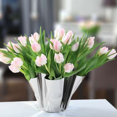 Trends 2024: kurvig, markant und farbenfroh 5 Trend 2024 Glow: Vase Margeaux von Philippi