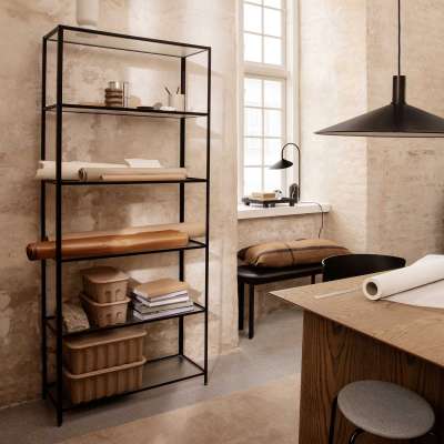Haze von ferm LIVING passt perfekt in den Modern Living-Trend. Ein filigranes, hohes Regal, das gleichzeitig edel und dezent ist. 