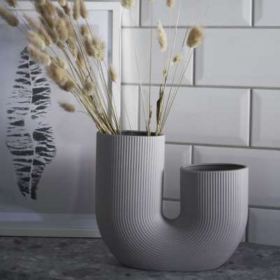 Trends 2024: kurvig, markant und farbenfroh 12 Eine Blumenvase wie sie schöner nicht sein könnte: Stråvalla von Storefactory.