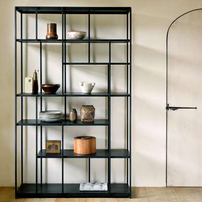 Das Ethnicraft Studio Regal ist ein eleganter Blickfang mit verschieden großen Fächern. Ein schönes Beispiel für den Modern Living-Trend.