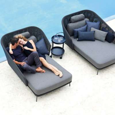 Cane-line Mega Daybed besticht mit einem modernen, urbanen Look und einer Links- oder Rechtsausrichtung.