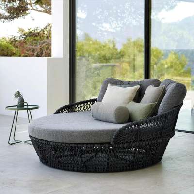 Cane-line Ocean Daybed ist mit seiner skulpturalen, runden Form überall ein Hingucker. Und dazu noch unfassbar bequem.