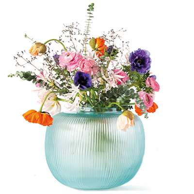 Willkommen, Frühling! In der bauchigen Pinara von GUAXS fühlen sich Blumen einfach pudelwohl. 