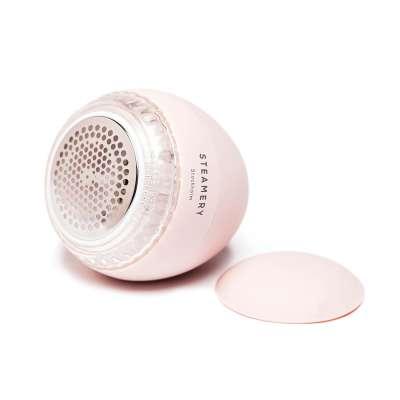 Ein Fusselrasierer in Rosa. Unfassbar weiblich und unglaublich effizient: der Pilo Fabric Shaver von Steamery.