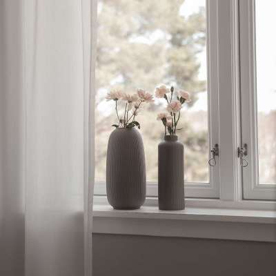 Ein Hoch auf die gerillte Adala Vase von Storefactory. Die perfekte Bühne für den floralen Inhalt. 