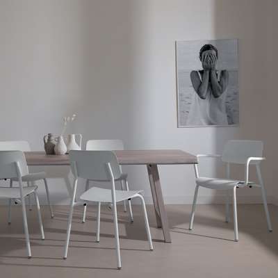 Clean Chic auch für drinnen. Ob mit oder ohne Lehne, der Studie Alu-Stuhl ist funktional, minimalistisch und wunderbar leicht.