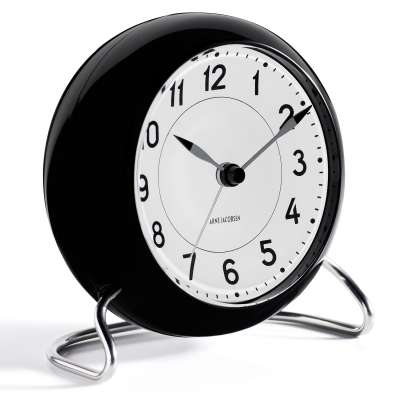 Gästezimmer gestalten: So wird's einladend und gemütlich! 19 Gästezimmer einrichten Step 5: kleine Aufmerksamkeiten wie die Station Tischuhr von Arne Jacobsen machen den Aufenthalt für Ihre Gäste noch angenehmer.