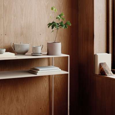 Gästezimmer gestalten: So wird's einladend und gemütlich! 13 Minimalistischer Ordnungshelfer: das blomus fera Sideboard.