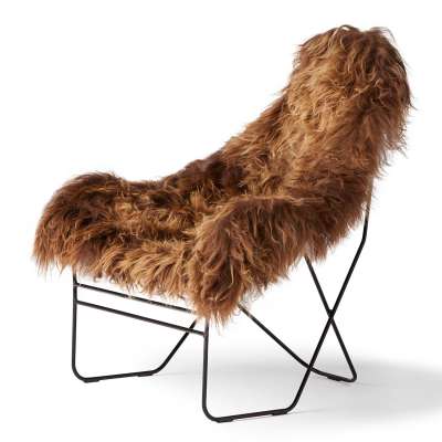 Cafécore Interieur Trend: Nicht nur für Kaffee-Fans! 10 Valhalla von Cuero: ein exquisiter Loungechair mit Schaffell.