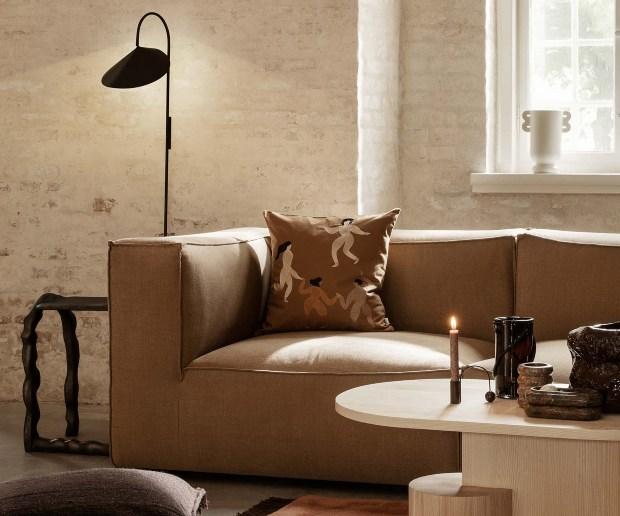 Home Office: Arbeitsplatz einrichten 1 ferm living arum wand schwarz tall lounge 60344