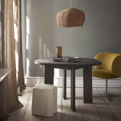 Cafécore Interieur Trend: Nicht nur für Kaffee-Fans! 8 Typisch Cafécore Interieur Trend: Holzmöbel in dunklem Braun.