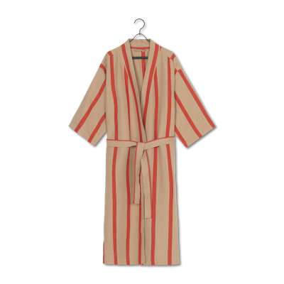 Gästezimmer gestalten: So wird's einladend und gemütlich! 4 Trendie Streifen und kühlender Effekt: Field Robe Bademantel von ferm LIVING.