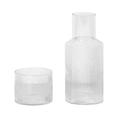 Gästezimmer gestalten: So wird's einladend und gemütlich! 22 Die ferm LIVING Ripple Serie ist funktional und formschön. Egal ob Glas, oder Karaffe.