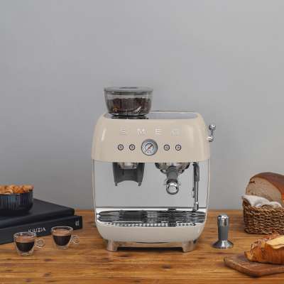 Cafécore Interieur Trend: Nicht nur für Kaffee-Fans! 2 Formschön, praktisch, cremig: SMEG Siebträger-Maschine mit Kaffeemühle. Ein Must-have für den Cafécore Interieur Trend.