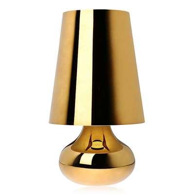 Italian Style – Wohnen mit Riviera-Chic 13 Cindy strahlt in schönstem Gold und Kartell hat sich mit dieser Tischleuchte wieder einmal selbst übertroffen.