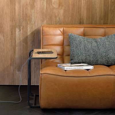 Italian Style – Wohnen mit Riviera-Chic 10 Ein braunes Ledersofa wie das N701 von Ethnicraft gehört einfach zum Italian Style.