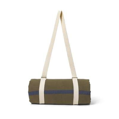 Picknick-Decke & Co: So sind Sie optimal vorbereitet! 4 ferm LIVING Yard in Olive/Blau gestreift. Picknick-Decke mit praktischem Tragegurt.