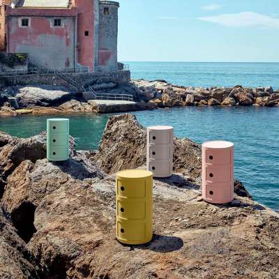 Italian Style – Wohnen mit Riviera-Chic 18 Design-Klassiker des Italian Style: Componibili Container von Kartell. Hier aus recycelbarem Bio-Kunststoff.
