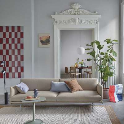 Italian Style – Wohnen mit Riviera-Chic 11 Auch helle Sofas stehen auf der Beliebtheitsskala ganz oben. Vor allem, wenn Sie so schön sind wie das Outline von Muuto.