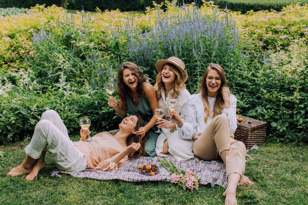 Picknick-Decke & Co: So sind Sie optimal vorbereitet! 1 Ein Picknick mit guten Freunden, ein schöner Sommernachmittag und ein Korb voller Leckereien. Was braucht es mehr fürs Glück!