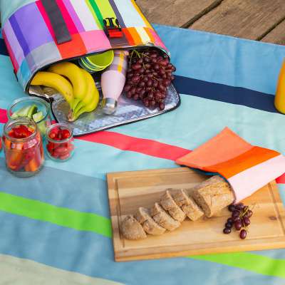 Picknick-Decke & Co: So sind Sie optimal vorbereitet! 3 Die farbenfrohe Remember Botanica Picknick-Decke st der perfekte Begleiter für den Ausflug ins Grüne.