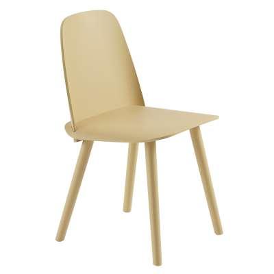 Pastellfarben: zart, lässig und erfrischend anders 5 Ein Bild von einem Stuhl, der Muuto Nerd Chair. Herrlich bequem, aus Eichenholz und in zartem Pastellgelb.