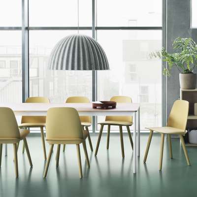 Pastellfarben: zart, lässig und erfrischend anders 6 Pastellfarben sind einfach zum Verlieben. Und auf dem zartgelben Nerd Chair von Muuto nehmen wir gerne Platz, denn er ist einfach herrlich bequem.
