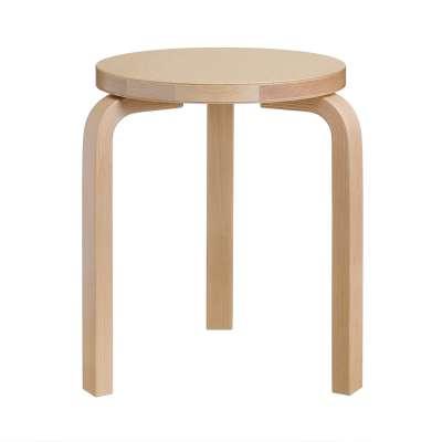 Finnisches Design: natürlich, detailverliebt, alltäglich 9 Bestimmt nicht eines der bequemsten, aber der vielseitigsten und durchdachtesten Sitzmöbel: der Stool 60 von Alvar Aalto.