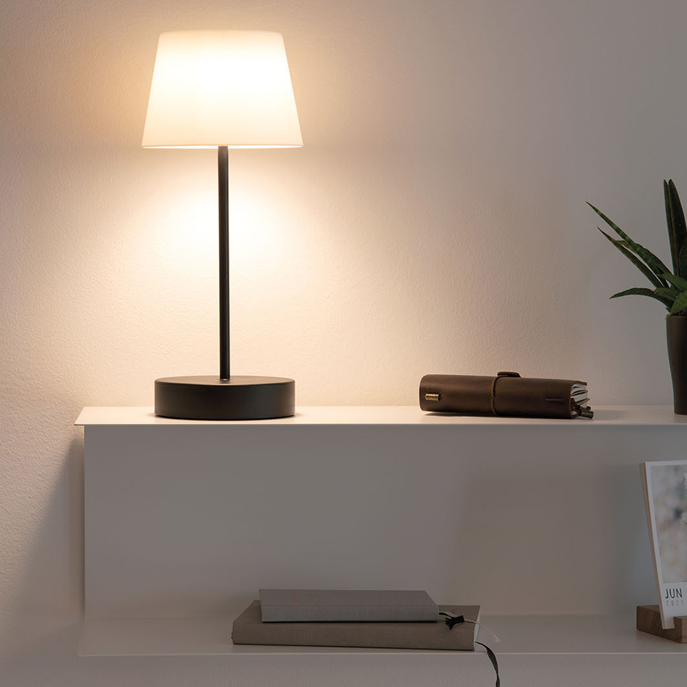 REMEMBER – Akku Tischleuchte Oscar | Design: REMEMBER REMEMBER – Akku Tischleuchte Oscar | Design: REMEMBER