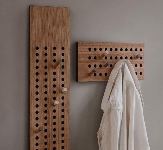 We Do Wood – Scoreboard Garderobe quadratisch, Garderobenleiste | Design: Sebastian Jorgensen We Do Wood – Scoreboard Garderobe quadratisch, Garderobenleiste | Design: Sebastian Jorgensen