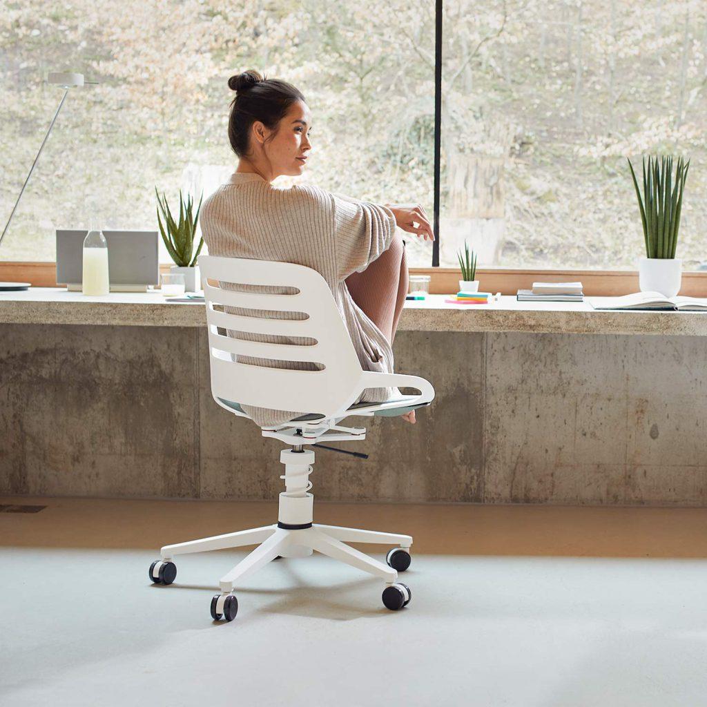 Ergonomisches Sitzen: Damit ist Ihr Rücken happy! 1 Ergonomisches Sitzen neu gedacht: der Aeris Numo Task. Sieht gut aus und stellt sich flexibel auf seinen Besitzer ein.