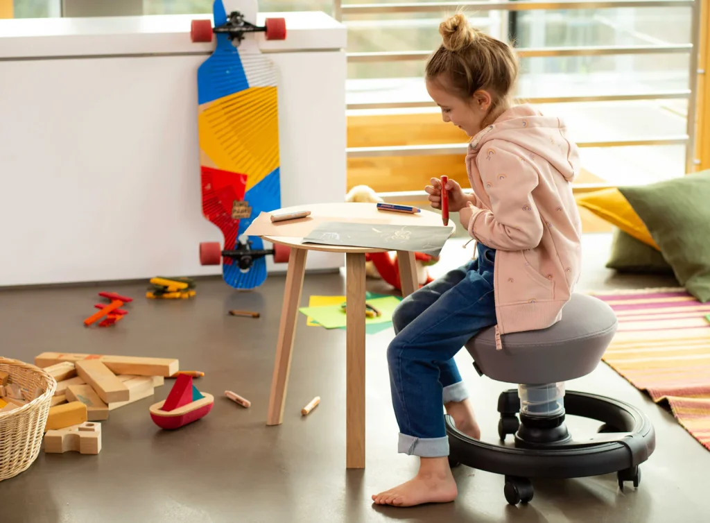 Ergonomisches Sitzen: Damit ist Ihr Rücken happy! 10 Der Aeris Swoppster ist ein Kinderdrehstuhl, der ergonomisches Sitzen von Anfang an fördert.