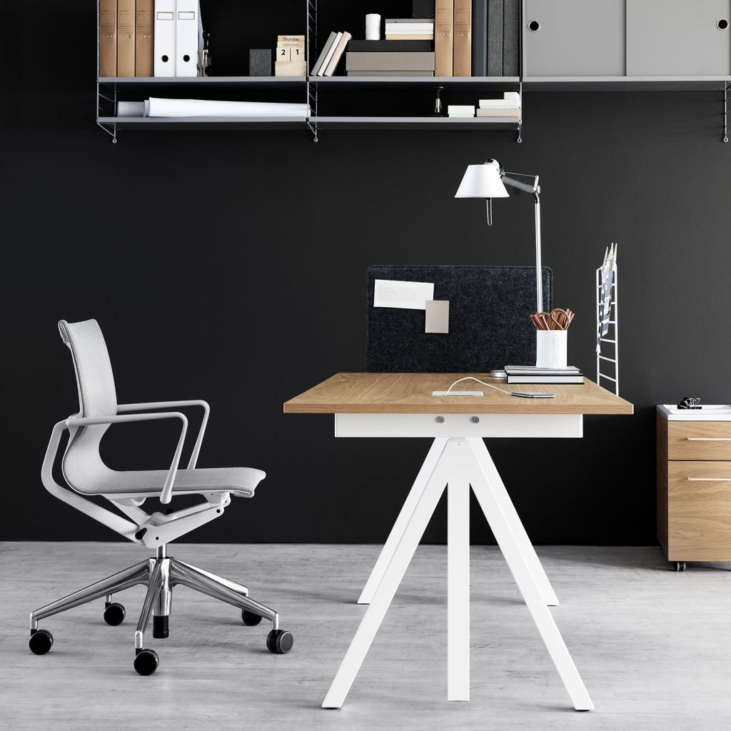 Kleines Arbeitszimmer einrichten: wenig Fläche optimal nutzen 3 Ergonomie ist im Arbeitszimmer das A und O. Gut, dass sich der Works Schreibtisch von STRING FURNITURE in der Höhe verstellen lässt.