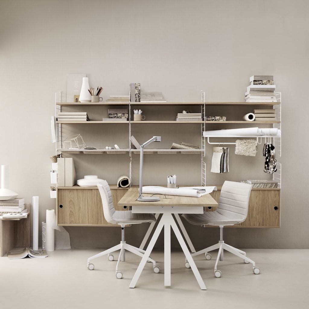 Kleines Arbeitszimmer einrichten: wenig Fläche optimal nutzen 10 Kleines Arbeitszimmer einrichten: Mit STRING FURNITURE ein Kinderspiel. Denn hier gibt es nicht nur Regalsysteme, sondern auch funktionale Schreibtische.