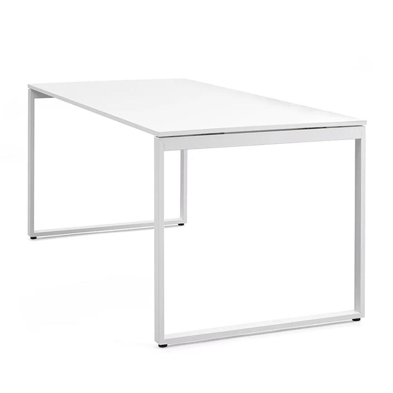 Kleines Arbeitszimmer einrichten: wenig Fläche optimal nutzen 6 Elegant, minimalistisch und einfach überzeugend: der Pop Square Schreibtisch des italienischen Labels FREZZA.