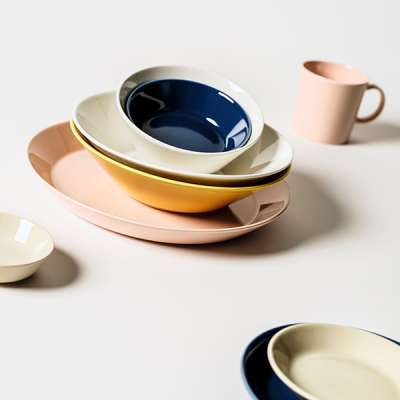 Finnisches Design: natürlich, detailverliebt, alltäglich 7 Finnisches Design reduziert auf das Wesentliche und in bunt. Die Teema Serie von Kaj Franck umfasst Teller, Schalen, Tassen, Kannen. Eben alles, was man im Alltag braucht.