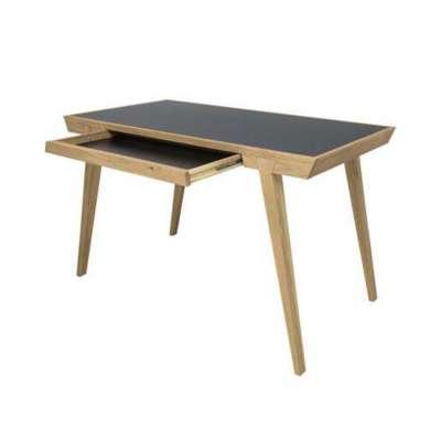 Kleines Arbeitszimmer einrichten: wenig Fläche optimal nutzen 7 Klare Linien und ein liebevolles Detail: Der Desk von Jan Kurtz punktet mit einer praktischen Schublade und ist vielseitig einsetzbar.