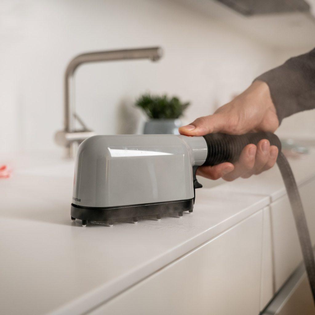 Faltenfreie Wäsche: Mit diesen Tools läuft's glatt! 7 Küchen- und Badobeflächen ganz ohne chemische Produkte reinigen. Der natürliche Dampf des Izzi Steamers macht's möglich.