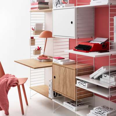 Kleines Arbeitszimmer einrichten: wenig Fläche optimal nutzen 8 STRING Regelsysteme sind perfekt für das Projekt „Kleines Arbeitszimmer einrichten". Hier eine Kombination aus Regalen, Schränken und integriertem Schreibtisch.