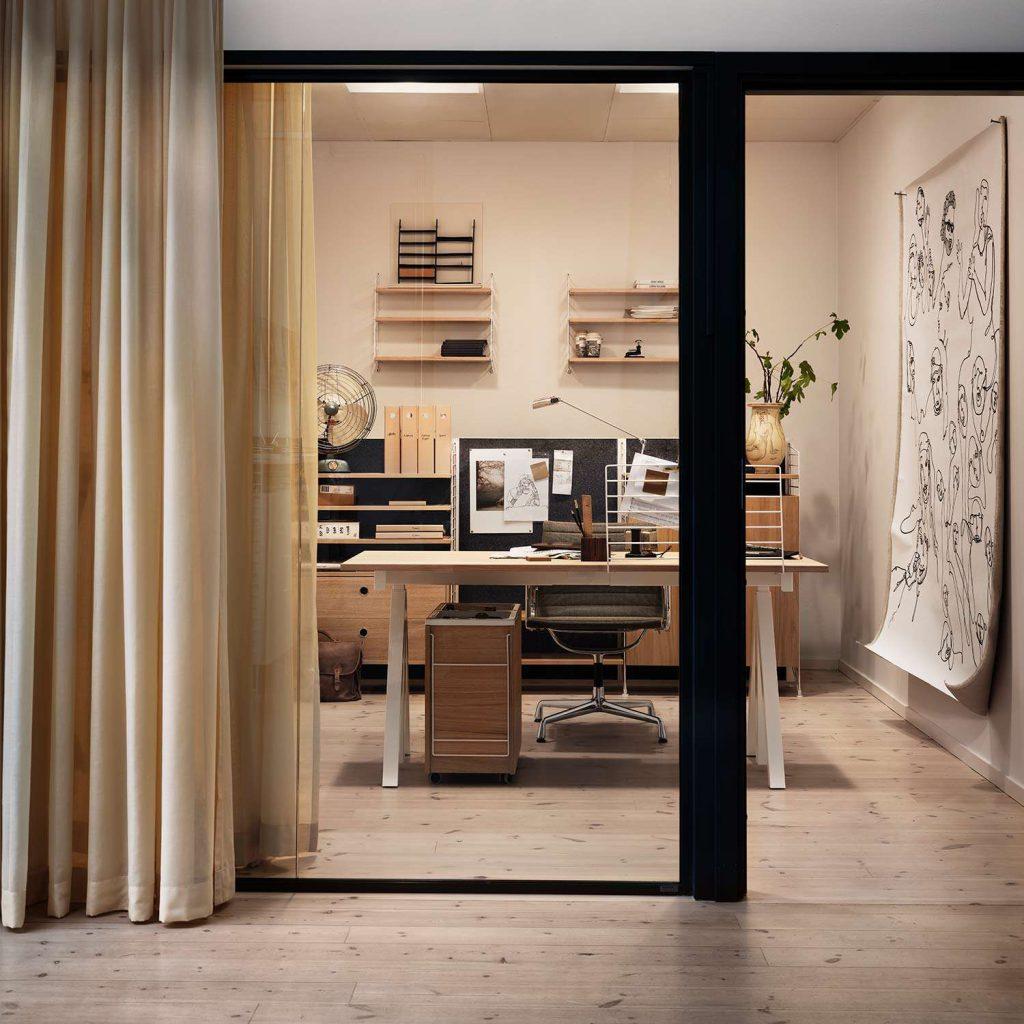 Kleines Arbeitszimmer einrichten: wenig Fläche optimal nutzen 11 Kleines Arbeitszimmer einrichten? STRING FURNITURE hat bis auf den Stuhl alles, was Sie dafür brauchen.
