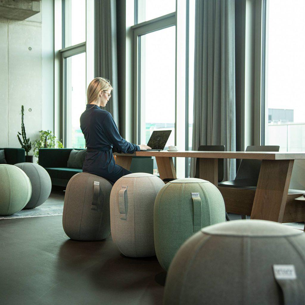 Ergonomisches Sitzen: Damit ist Ihr Rücken happy! 2 Schlanke Silhouette, platzsparend und dazu noch ein reddot-gewinner: die Kapsul von Vluv.