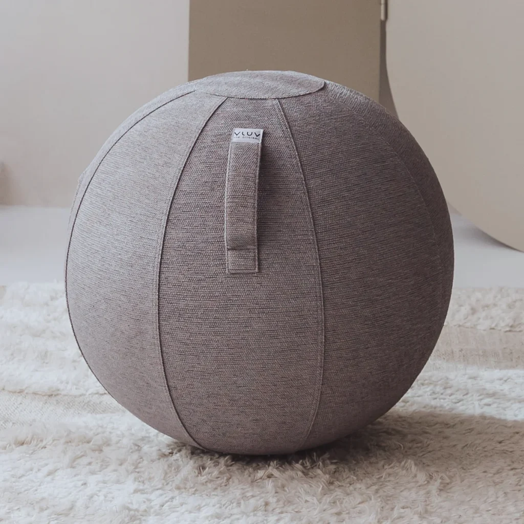 Ergonomisches Sitzen: Damit ist Ihr Rücken happy! 13 Da möchte man doch sofort zugreifen. Welcher Sitzball ist schon so schön und so gesund wie der VLUV BOL.