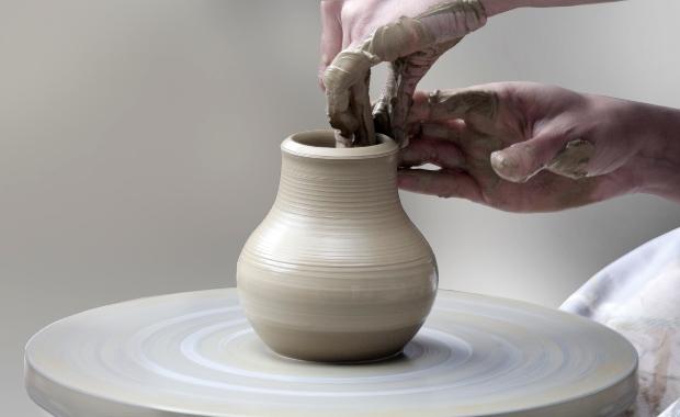 Viele Menschen lieben Objekte, die nach alter Handwerkstradition gefertigt sind Klassisches Töpfern - Handmade-Design