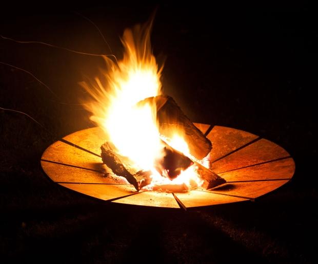 Solix Feuerschale | aus dickem Stahl gefertigt Solix Feuerschale | aus dickem Stahl gefertigt - Gartenparty im Herbst: Halloween-Grillen
