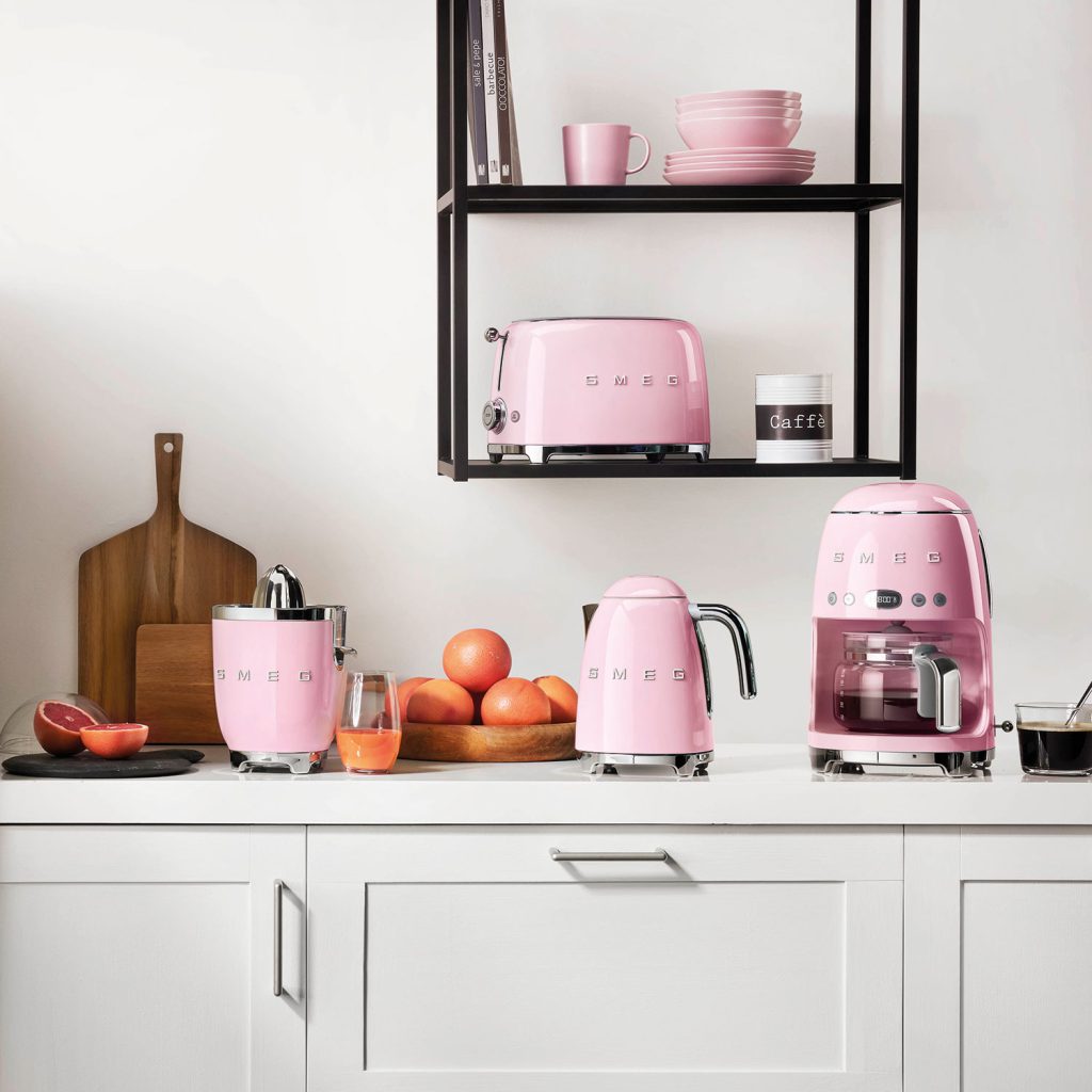 Vintage-Küche: Mit SMEG wird's richtig stilecht! 2 Klein, bunt und einfach cool. SMEG-Geräte bringen stilechte 50er-Vibes in die Vintage-Küche.