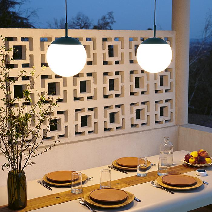 Designer Hängeleuchten: stilvoll erhellende Akzente 4 Fermob Moon! LED Designer Hängeleuchte – kugelrund, farbenfroh und dimmbar.