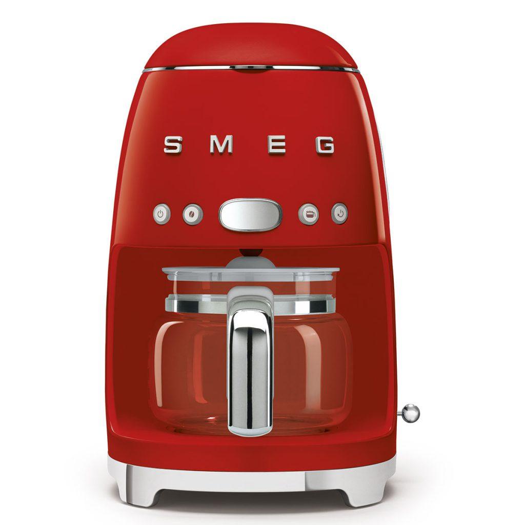 Vintage-Küche: Mit SMEG wird's richtig stilecht! 4 Filterkaffee à la SMEG. Aromatisch, lecker, geschmackvoll. Einfach eine runde Sache, dieses Kaffeemaschine.