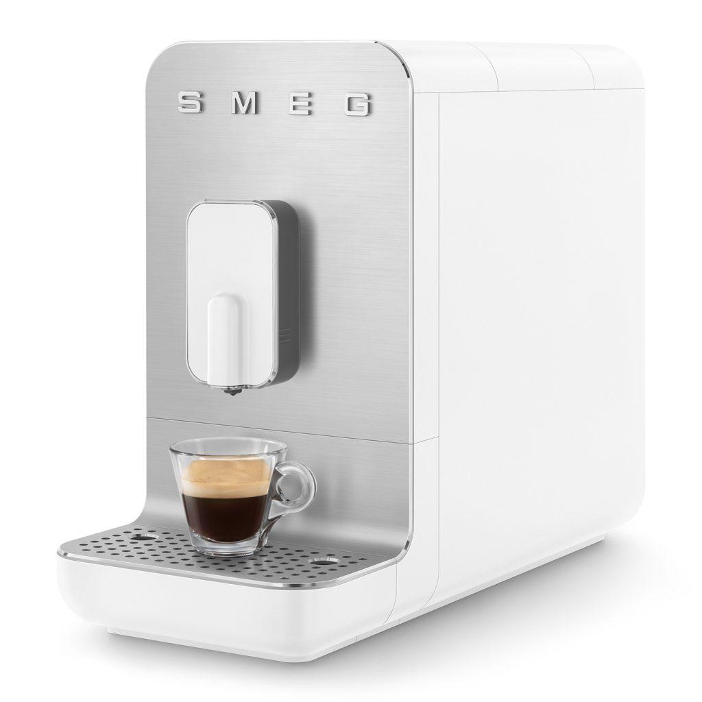 Vintage-Küche: Mit SMEG wird's richtig stilecht! 6 Duftendes Kaffeeerlebnis auf Knopfdruck. Der kleine SMEG-Kaffeevollautomat hat dafür sieben verschiedene Funktionen.