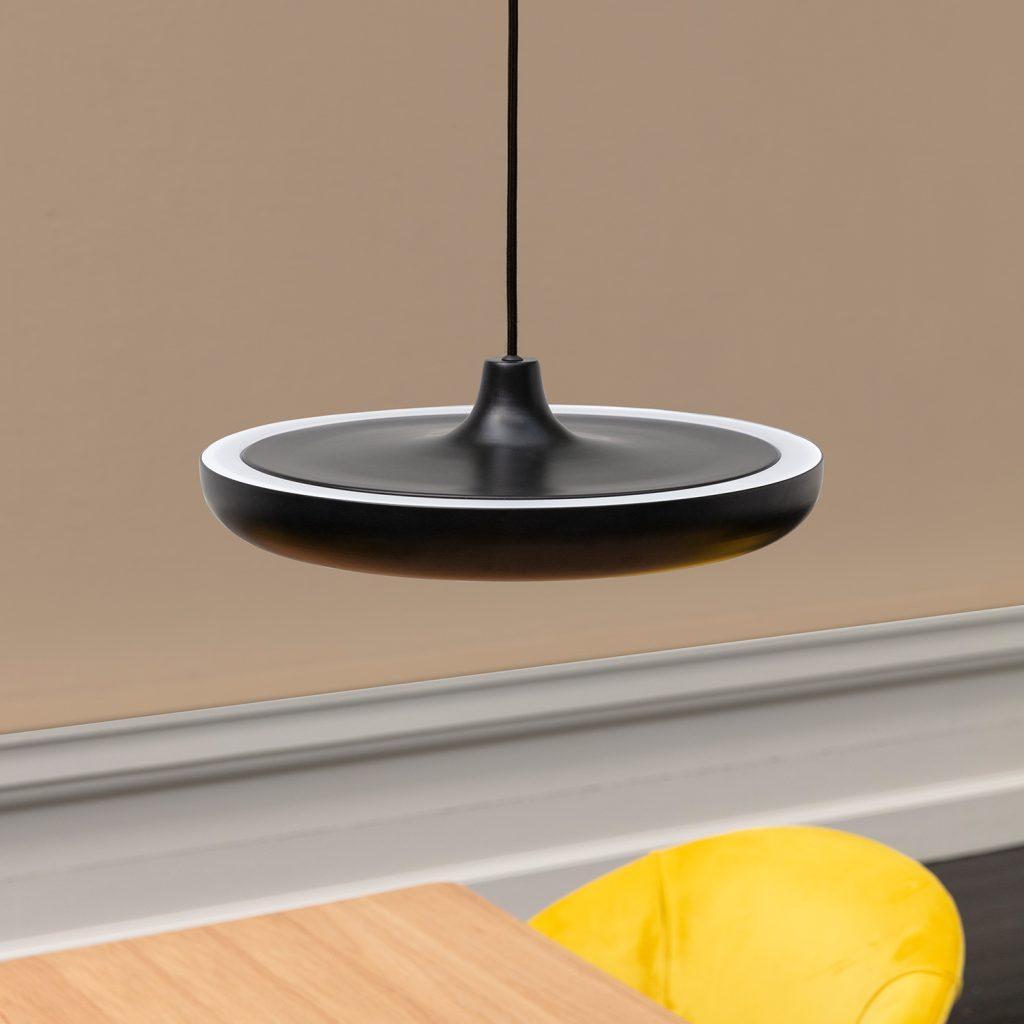 Designer Hängeleuchten: stilvoll erhellende Akzente 6 Das obere Panel der edlen Umage Cassini gibt das Licht nach oben und unten ab.